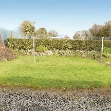3 Bedroom Cozy In Percee Holiday home *